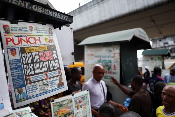 Jornal exposto em banca mostra reportagem sobre a mensagem do presidente dos EUA, Donald Trump, à Nigéria por causa do tratamento a cristãos.; — Foto: Sodiq Adelakun/Reuters